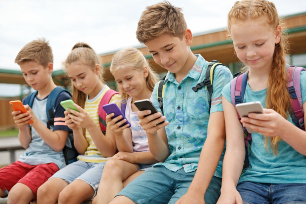 Dzieci z telefonem telefon