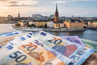 Banknoty euro i koron w Sztokholmie