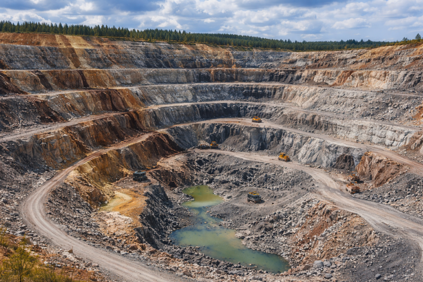 Otwór kopalni z maszynami i wodą