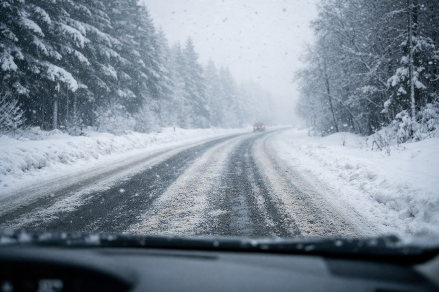 Zimowa droga z widokiem przez szybę